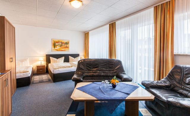 Dreibettzimmer im Hotel Quellental in Pinneberg bei Hamburg